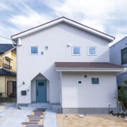 光を集める工夫を凝らした カフェのような住まい